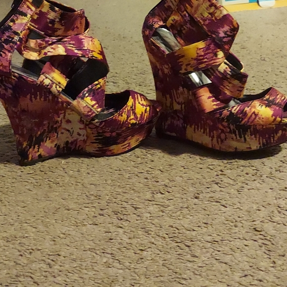 Red Circle wedge Heels - Picture 3 of 3